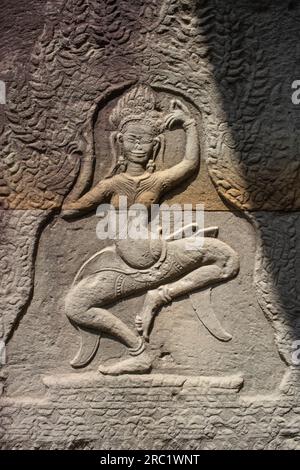 Kambodscha: Tanzende apsara (HimmelsNymphe) auf einer Säule in Banteay Kdei, Angkor. Banteay Kdei liegt südöstlich von Ta Prohm und östlich von Angkor Thom. Es wurde im späten 12. Bis frühen 13. Jahrhundert CE während der Herrschaft von Jayavarman VII erbaut. Es ist ein buddhistischer Tempel im Bayon-Stil, ähnlich im Plan wie Ta Prohm und Preah Khan, aber weniger komplex und kleiner. Stockfoto