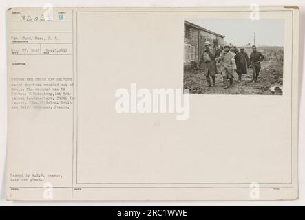 Ein Mann des französischen Roten Kreuzes trägt den verletzten amerikanischen Soldaten, Gefreiter J. Rosenberg, aus Boult aux Bois. Rosenberg gehörte dem Hauptquartier des 1. Bataillons der 312. Infanterie in der 78. Division an. Das Foto wurde am 27. Dezember 1918 aufgenommen. Es wurde vom A.E.F.-Zensor verabschiedet, aber das genaue Datum ist unbekannt. Stockfoto