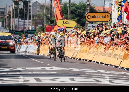 Issoire, Frankreich. 11. Juli 2023. Foto von Zac Williams/SWpix.com- 11/07/2023 - Radfahren - 2023 Tour de France - Stage 10 Vulcania nach Issoire (167,2km) - Pello Bilbao, Bahrain siegreich. Kredit: SWpix/Alamy Live News Stockfoto