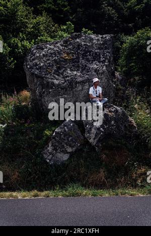 Issoire, Frankreich. 11. Juli 2023. Bild von Zac Williams/SWpix.com- 11/07/2023 - Radfahren - 2023 Tour de France - Stage 10 Vulcania nach Issoire (167,2km) - Ein französischer Fan. Kredit: SWpix/Alamy Live News Stockfoto