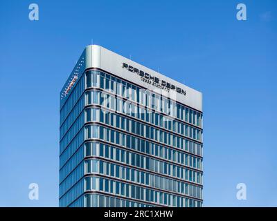 Porsche Design Tower, Porsche Centre, neues 90 Meter hohes Hochhaus am Pragsattel in Stuttgart, Porsche Centre mit neuem Logo Stockfoto