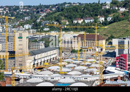 Baustelle des Hauptbahnhofs, wo Stuttgarts neue Durchgangsstation Stuttgart 21 gebaut wird. Auf der linken Seite ist das Kulturerbe geschützt Stockfoto