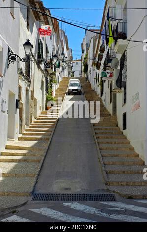 Auto parkt in steiler Gasse, Altstadt, Altea, Costa Blanca, Spanien Stockfoto