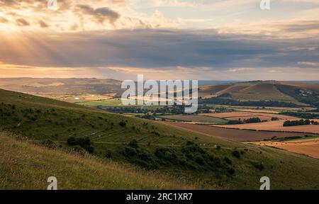 Juli Sonnenuntergang von Firle Beacon an den südlichen Abfahrten in East Sussex Südostengland Großbritannien Stockfoto