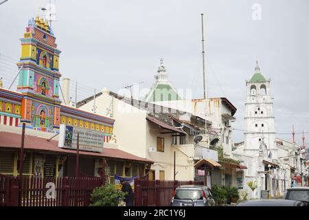 Jalan Tokong Road in Melaka mit Moschee und Hindu-Tempel Stockfoto