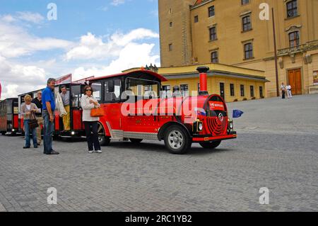 Touristenbus, Franziskanerplatz, Bratislava, Slowakei, Bratislava, Stadtbesichtigung Stockfoto