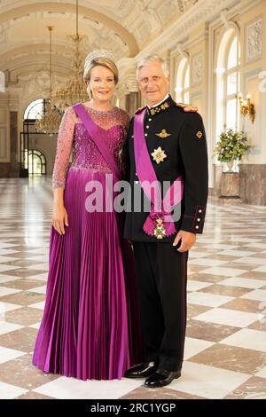 ACHTUNG HERAUSGEBER - HANDOUT-BILDER - NUR REDAKTIONELLE VERWENDUNG - OBLIGATORISCHER KREDIT: 'ROYAL PALACE - MICHEL GRONEMBERGER' Dieses Handout-Bild des belgischen Königspalastes zeigt König Philippe - Filip von Belgien und Königin Mathilde von Belgien, die am Dienstag, den 04. Juli 2023 für den Fotografen posieren. Die Bilder wurden am 12. Juli anlässlich des 10. Jahrestages der Krönung des Königs veröffentlicht. *** Belga und Belga Redaktionsrat lehnen jegliche Verantwortung für den Inhalt dieses Bildes ab. *** BELGA FOTO HANDOUT ROYAL PALACE - MICHEL GRONEMBERGER Stockfoto