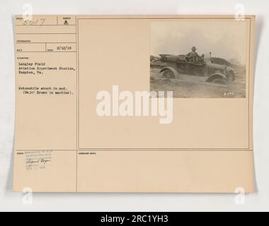 Langley Field Aviation Experiment Station, Hampton, Va, 1918. Ein Auto, mit Major Brown drin, im Schlamm stecken geblieben. Dieses Foto wurde am 12. Februar 1918 aufgenommen und ist Teil einer Reihe von Bildern, die amerikanische Militäraktionen während des Ersten Weltkriegs dokumentieren. (Fotograf: Unbekannt)' Stockfoto