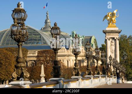 Laternen auf der Brücke Pont Alexandre III über die seine, Grand Palais, Paris, Frankreich Stockfoto