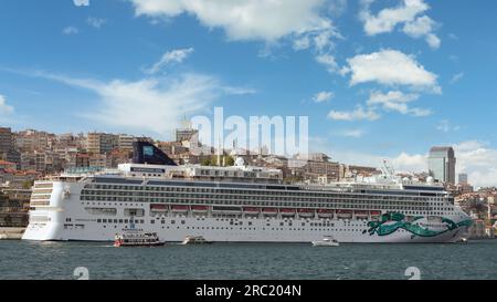 Norwegische Jade, ein riesiges Kreuzfahrtschiff, das am Terminal von Galataport anlegt, einem Entwicklungsgebiet mit gemischter Nutzung entlang des Bosporus, im Viertel Karakoy, Istanbul, Türkei Stockfoto