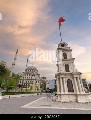 Sonnenuntergang über dem Nusretiye Uhrturm, auch bekannt als Tophane Uhrturm, mit der kaiserlichen osmanisch verzierten Moschee von Nusretiye, im Galata Hafen, Tophane Viertel, Beyoglu Viertel, Istanbul, Türkei Stockfoto