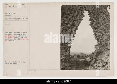 Während des Ersten Weltkriegs zeigt dieses Foto das 1. MaschinengewehrBataillon der 18. Division, angeführt von Sergeant A.C. Duff, auf der Durchreise durch St. Baussant auf dem Weg zur St. Mihiel vorne. Die Abbildung zeigt eine Ansicht durch ein Schalenloch in einer Wand in St. Baussant, Frankreich. Das Foto wurde am 18. Oktober 1918 aufgenommen und erhielt es am 13. September 1918. Es wurde vom A.E.F.-Zensor verabschiedet, und seine Referenznummer ist 111-SC-22520. Stockfoto