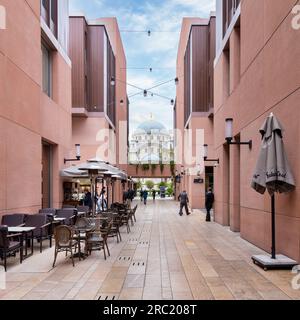Istanbul, Türkei - 5. Mai 2023: Interne Passage in Galataport Mixed-Use-Entwicklung, mit der kaiserlichen osmanischen Nusretiye-Moschee am hinteren Ende, am Ufer der Bosporus-Straße, Karakoy-Viertel Stockfoto