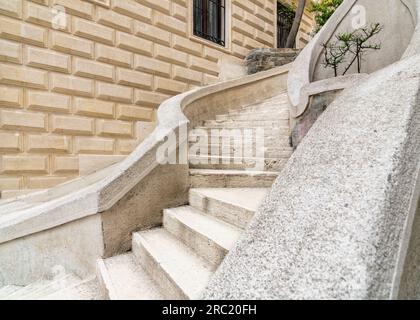 Kamondo Stairs, eine berühmte Fußgängertreppe, die zum Galata Tower führt, wurde um 1870 erbaut und befindet sich an der Banks Street in Galata, im Karakoy-Viertel von Istanbul, Türkei Stockfoto