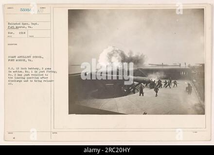 Coast Artillery School in Fort Monroe, Virginia, 1918. November. Auf diesem Foto sind zwei US-12-Zoll-Batteriegewehre in Aktion. Pistole Nr. 1 wird beim Schuss gesehen, während Pistole Nr. 2 nach dem Entladen gerade in die Ladeposition zurückgeschleudert wurde und neu geladen wird." Stockfoto