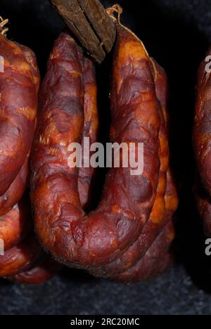 Im Rauch hängende Würstchen, Loureira, Regiao do Centro, Chourico, Chorizo, Wurst, Wurstprodukte, geräuchert, geräuchert, Portugal Stockfoto