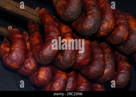 Im Rauch hängende Würstchen, Loureira, Regiao do Centro, Chourico, Chorizo, Wurst, Wurstprodukte, geräuchert, geräuchert, Portugal Stockfoto