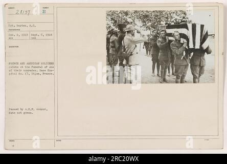 Französische und amerikanische Soldaten bei der Beerdigung eines Kameraden im Basiskrankenhaus Nr. 17 in Dijon, Frankreich. Das Datum des Fotos ist unbekannt, aber es wurde vom A.E.F.-Zensor genehmigt. Sergeant Reyden hat das Foto gemacht. Stockfoto