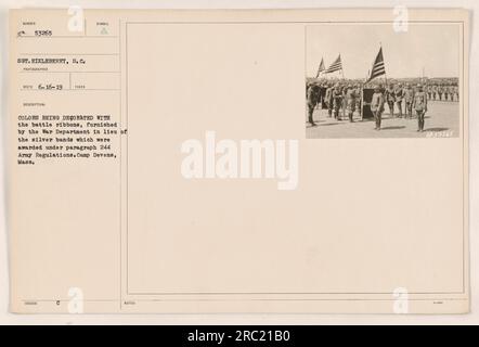 Soldaten in Camp Devens, Massachusetts, dekorieren ihre Farben mit Bändern des Kriegsministeriums statt silberner Bänder, die normalerweise unter den Armeebestimmungen vergeben wurden. Sergeant Eikleberry hat dieses Foto am 16. Juni 1919 aufgenommen. Dieses Bild ist mit 53265 nummeriert und fällt in die Kategorie der Fotografien amerikanischer Militäraktivitäten während des Ersten Weltkriegs. Stockfoto