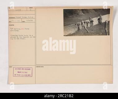 Soldaten aus der „A“ Battery, 6. Field Artillery, werden dabei gesehen, wie sie ihre Stiefel in einem Bach putzen, während sie sich während des Ersten Weltkriegs auf den Weg zum Toul-Sektor machen. Dieses Foto wurde am 18. Januar 1916 aufgenommen und zeigt die sorgfältige Vorbereitung, bevor es nach vorne geht. Stockfoto