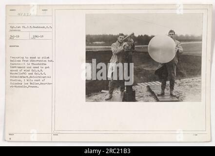 Sgt. 1. Cl. J.T. Seabrook aus South Carolina wird dabei beobachtet, wie sie sich darauf vorbereitet, einen Pilotenballon aus einer Aussichtshütte hochzuschicken. Das verwendete Instrument ist ein Theodolit, das zur Messung der windgeschwindigkeit verwendet wird. CPL. A.R. Moore und CPL. G.C. Schweickhart von der Meteorologischen Station kann neben ihm gesehen werden. Das Foto wurde am 1. März 1919 an einem Ort 1 km östlich von Colombey les Belles in Meurthe-et-Moselle, Frankreich, aufgenommen. Stockfoto