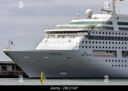 Windsurfer im Hafen von Funchal scheinen unbedeutend gegenüber Kreuzfahrtschiffen zu sein Stockfoto