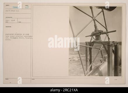 Höhenmontage des Hornschallmelders: Ein experimenteller Schalldetektor, der in Ellington Field, Houston, Texas, montiert wird. Dieses Foto wurde im Dezember 1918 aufgenommen und ist Teil einer Sammlung, die amerikanische Militäraktivitäten während des Ersten Weltkriegs dokumentiert. Die Identifikationsnummer des Fotografen für dieses Bild lautet 54850. Stockfoto