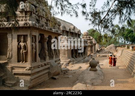 Fünf monolithische Rathas-Felsarchitektur aus dem späten 7. Jahrhundert in Mahabalipuram Mamallapuram bei Chennai, Tamil Nadu, Südindien Stockfoto