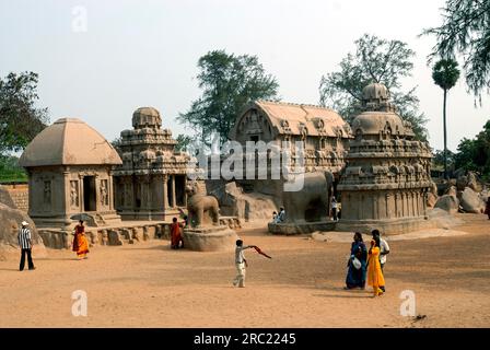 Fünf monolithische Rathas-Felsarchitektur aus dem späten 7. Jahrhundert in Mahabalipuram Mamallapuram bei Chennai, Tamil Nadu, Südindien Stockfoto