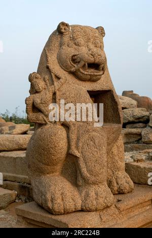 Löwenskulptur im Shore-Tempel in Mahabalipuram Mamallapuram bei Chennai, Tamil Nadu, Südindien, Indien, Asien. UNESCO-Weltkulturerbe Stockfoto