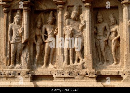 Ein naher Blick auf Schnitzereien an der Außenwand der Arjuna Ratha, fünf Rathas, monolithische Felsenarchitektur aus dem späten 7. Jahrhundert Stockfoto