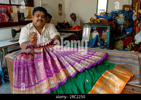 Ein Schneider, der Bharat Natyam Kostüm herstellt, in Mylapore, Chennai, Tamil Nadu, Indien, Asien Stockfoto