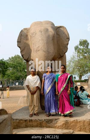 Elefantenskulptur inmitten der fünf Rathas, monolithische Steinarchitektur aus dem späten 7. Jahrhundert in Mahabalipuram Mamallapuram in der Nähe Stockfoto