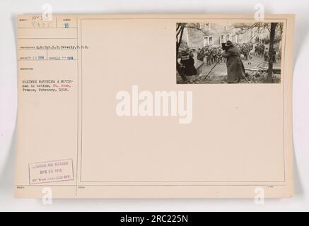 Marines in St. Ouen, Frankreich, sieht sich im Februar 1918 während des Ersten Weltkriegs einen Film an. Das Foto zeigt Q.M. Sgt. L.H. Caverly und wurde als Teil der 111-SC-8435-Subjektserie aufgenommen. Das Bild wurde am 23. April 1918 von der war College Division veröffentlicht. Stockfoto