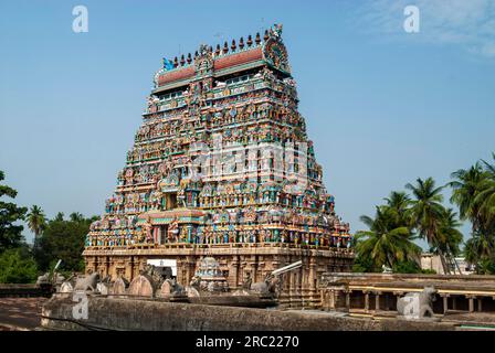 Der westliche Gopuram-Turm, einer von vier monumentalen Eingangstoren in der Mitte jeder Seite des dritten Prakara im Thillai Nataraja-Tempel Stockfoto