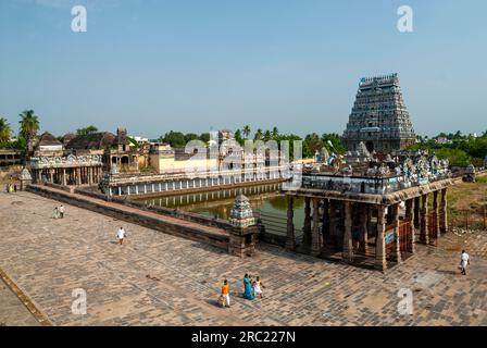 Sivaganga-Panzer mit Mandapa und nördlichem Gopuram-Turm im Thillai-Nataraja-Tempel, Chidambaram, Tamil Nadu, Südindien, Indien, Asien Stockfoto