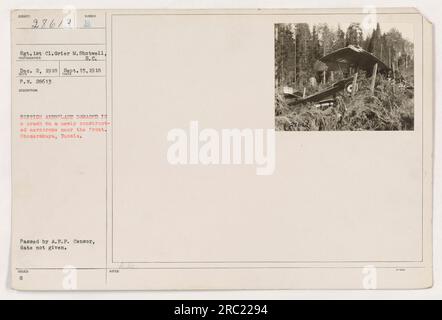 Ein britisches Flugzeug, das bei einem Absturz auf einem neu gebauten Flugplatz in der Nähe der Front beschädigt wurde. Das Foto wurde von Sergeant 1. Cl gemacht. Grier M. Shotwell am 15. September 1918 in Obozerskaya, Russis. Das Bild wurde von der A.E.P. weitergegeben Zensor, obwohl das genaue Datum unbekannt ist. Stockfoto