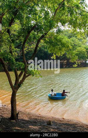 Touristen, die eine Corakelfahrt am Öko-Touristenort Baralikkadu genießen, befinden sich am Karamadai Pilloor Damm, Athikkadavu Range der westlichen Ghats in Mulli Stockfoto