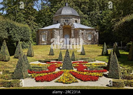 Erdgeschoss im Erdgeschoss, geometrisch angelegter Garten mit Kastenhecken, Paramidbäumen und Blumengrenzen, hinteres ursprünglich orientalisches Gebäude später im Hain Stockfoto