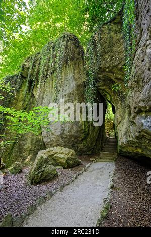 Split Rock, Felsgarten Sanspareil, englischer Landschaftsgarten, 1744-1748, Gemeinde Wonsees, Bezirk Kulmbach, Oberfrankreich Stockfoto