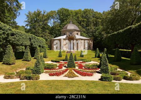 Erdgeschoss im Erdgeschoss, geometrisch angelegter Garten mit Kastenhecken, Paramidbäumen und Blumengrenzen, hinteres ursprünglich orientalisches Gebäude später im Hain Stockfoto