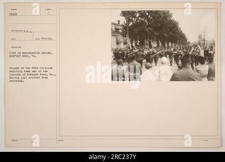 Truppen der 88. Division marschieren durch die Straßen von Newport News, VA, nach ihrer Rückkehr aus Übersee. Dieses Foto wurde am 1. Juni 1919 als Teil der „Port of Embaration Series“ vom Fotografen S.C. Reco aufgenommen. Die Identifikationsnummer lautet 53985. Stockfoto