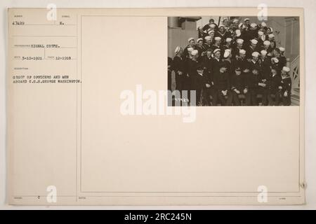 Offiziere und Männer an Bord der USS George Washington (ID-3018). Das Foto wurde im Dezember 1918 aufgenommen und vom Signalkorps herausgegeben. Das Bild zeigt eine Gruppe von Offizieren und Männern, die auf dem Schiff versammelt sind. Hinweise geben die Identifikationsnummer des Fotos als 47429 an. Stockfoto