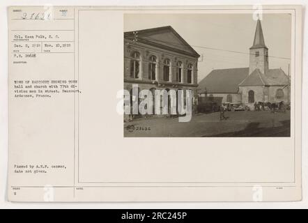 Colonel Keen Polk ist auf diesem Foto in Raucourt, Ardennen, Frankreich, zu sehen. Das Bild zeigt das Rathaus und die Kirche mit Mitgliedern der 77. Division auf der Straße. Das Foto wurde am 10. November 1918 aufgenommen und ist in den Aufzeichnungen des Fotografen mit 28626 nummeriert. Er wurde vom A.E.F.-Zensor genehmigt und enthält keine weiteren Anmerkungen. Stockfoto