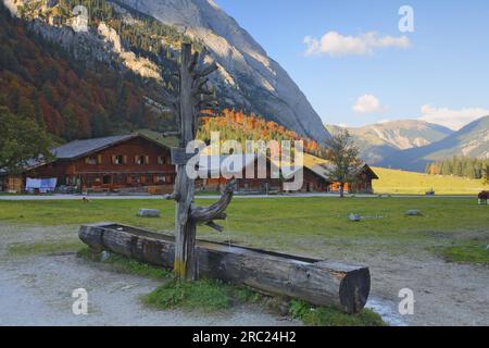 Alpenhütten und Holzbrunnen, eng-Alm, Grosser Ahornboden, Karwendel Alpine Park, Engtal, Tirol, Alpen, Österreich Stockfoto