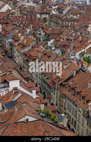 Blick vom Berner Münster über die Altstadt von Bern im Sommer Stockfoto