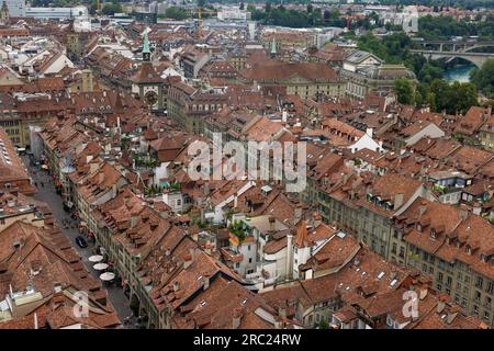 Blick vom Berner Münster über die Altstadt von Bern im Sommer Stockfoto