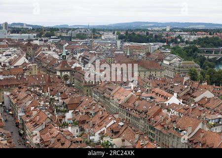 Blick vom Berner Münster über die Altstadt von Bern im Sommer Stockfoto