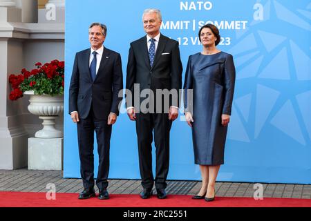 Vilnius, Litauen. 11. Juli 2023. Präsident von Litauen, gitanas Naus?da und seine Frau Diana Naus?dien? Begrüßen Sie den Außenminister der Vereinigten Staaten, Antony Blinken, zu einem Abendessen während des hochrangigen NATO-Gipfels. Der Präsident Litauens veranstaltet das Abendessen für die Staats- und Regierungschefs der Welt im Präsidentenpalast. Auf der Tagesordnung des Gipfels stehen die ukrainische Absicht, der Organisation beizutreten, der Beitrittsprozess Schwedens, die Aufstockung der Waffenbestände und die Überprüfung der Pläne. Kredit: SOPA Images Limited/Alamy Live News Stockfoto