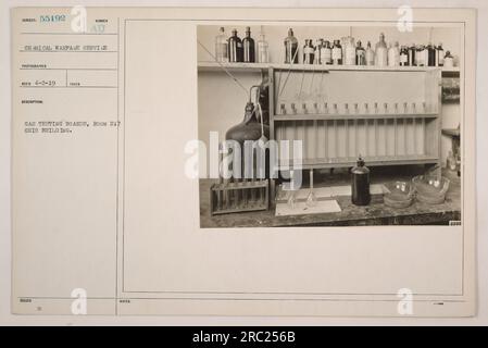 Soldaten, die Tests an Gasmasken und Schutzausrüstung in Raum 217 des Ohio-Gebäudes durchführen. Das Foto wurde am 2. April 1919 von einem Fotografen des Chemical Warfare Service aufgenommen. Die Gasprüftafeln sind in der Abbildung dargestellt. Anmerkung: Referenznummer 2333. Stockfoto